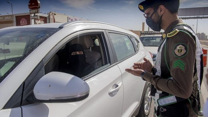 عاجل المرور تحدد المدة المسموح للقيادة بها برخصة أجنبية في المملكة